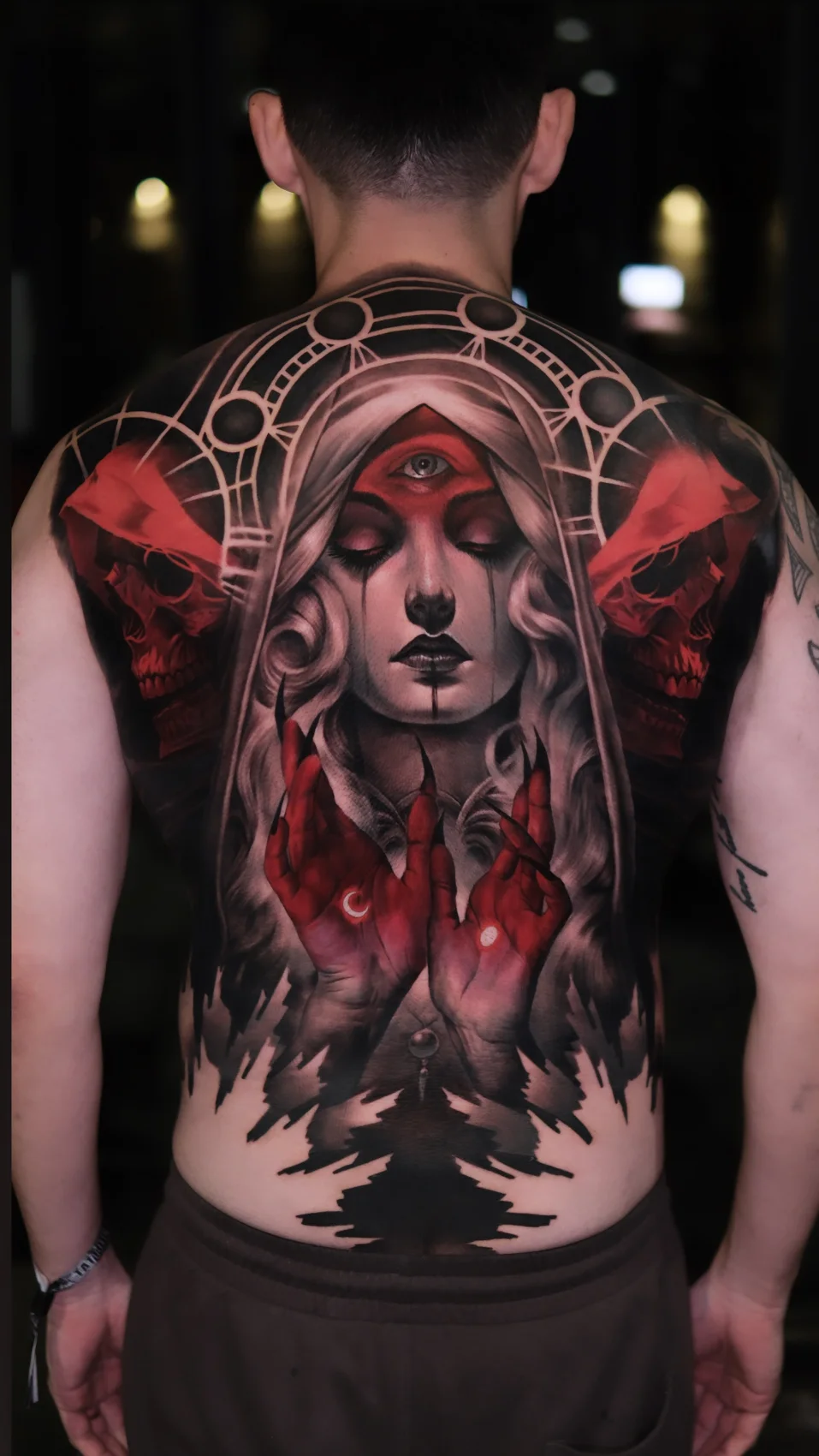 Grand tatouage couvrant le dos par Michael Taguet