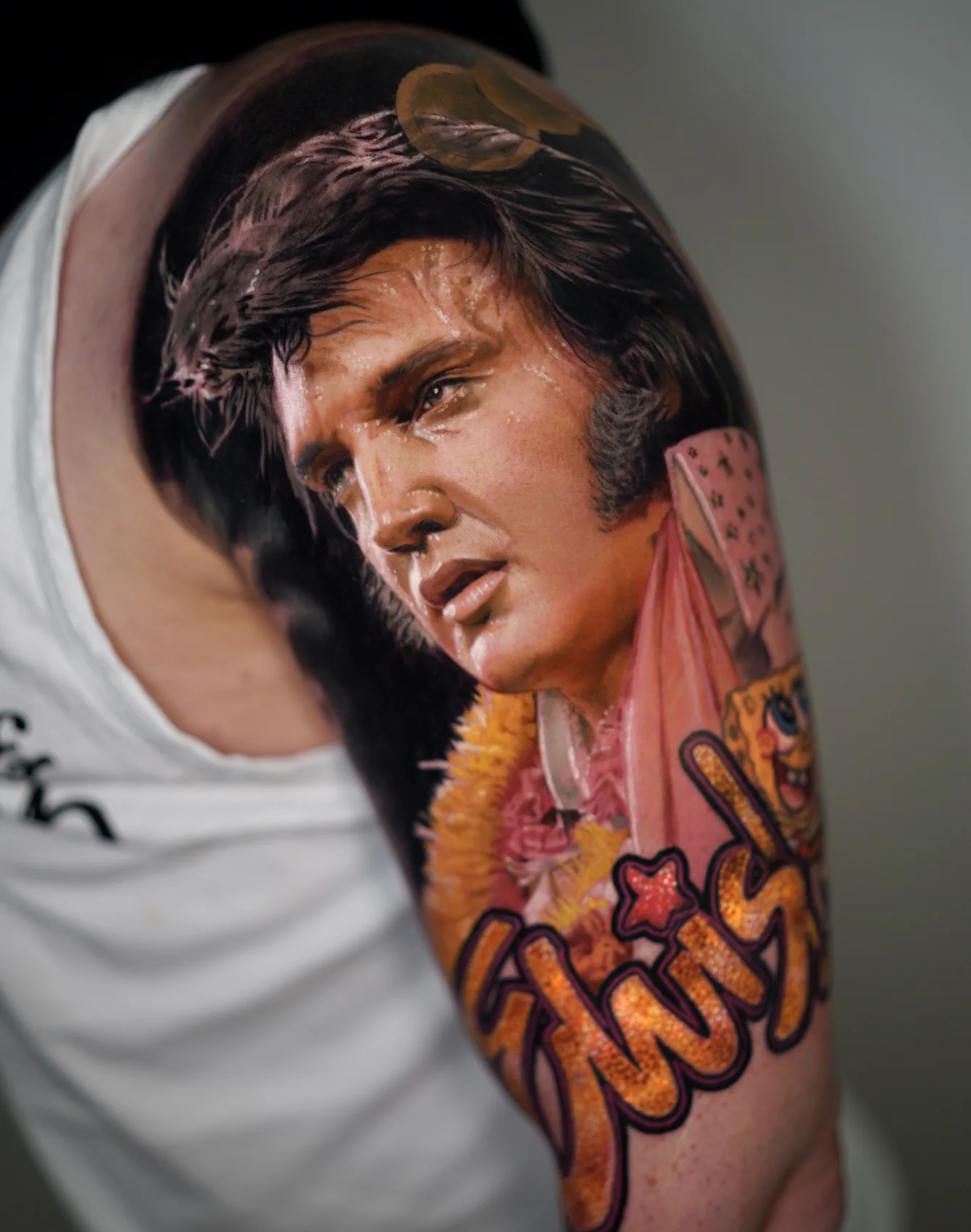 Portrait tatoué d’Elvis en couleur par Michael Taguet