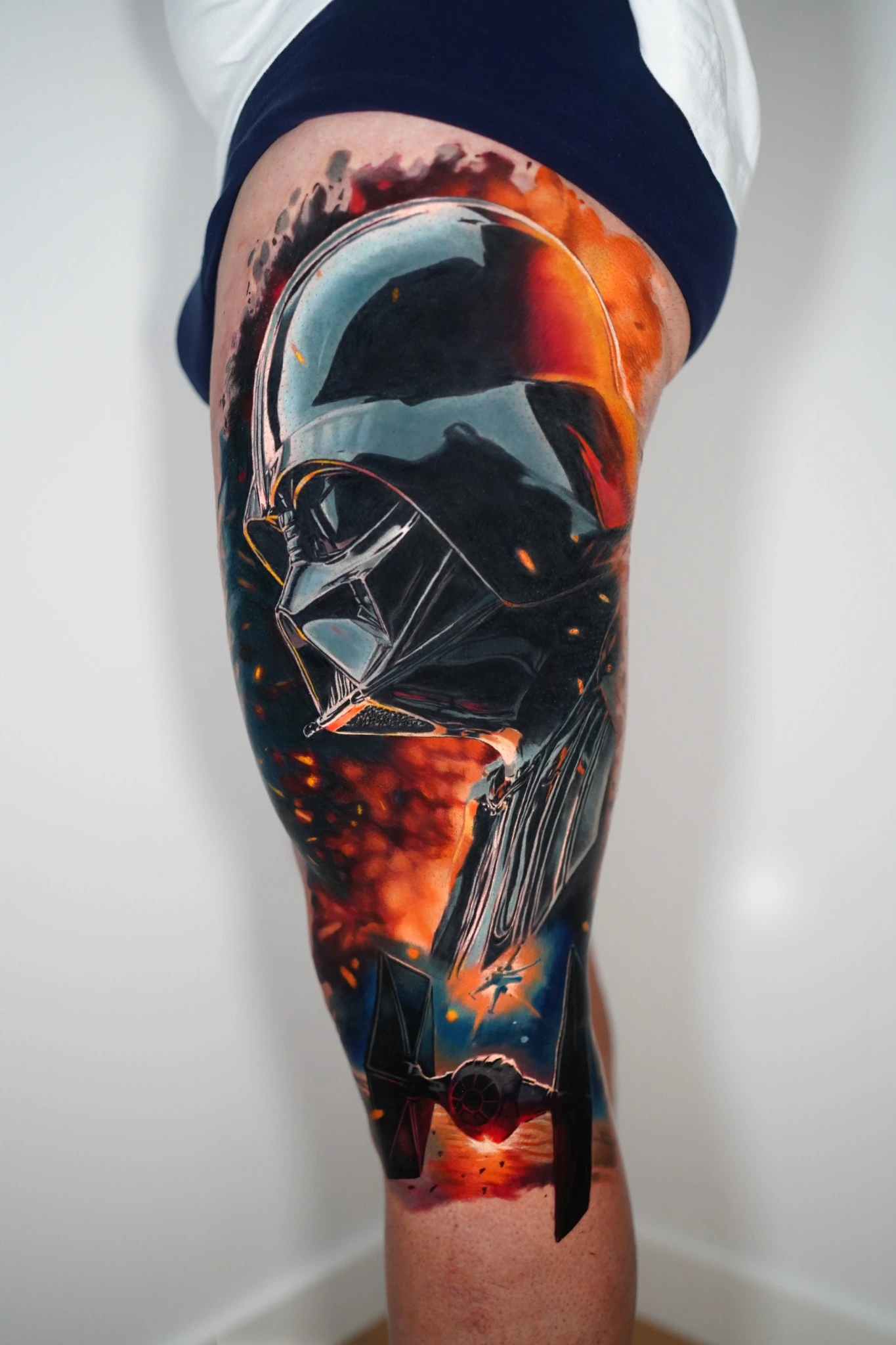 Tatouage couleur de Dark Vador, casque noir avec éclairages orange et bleu